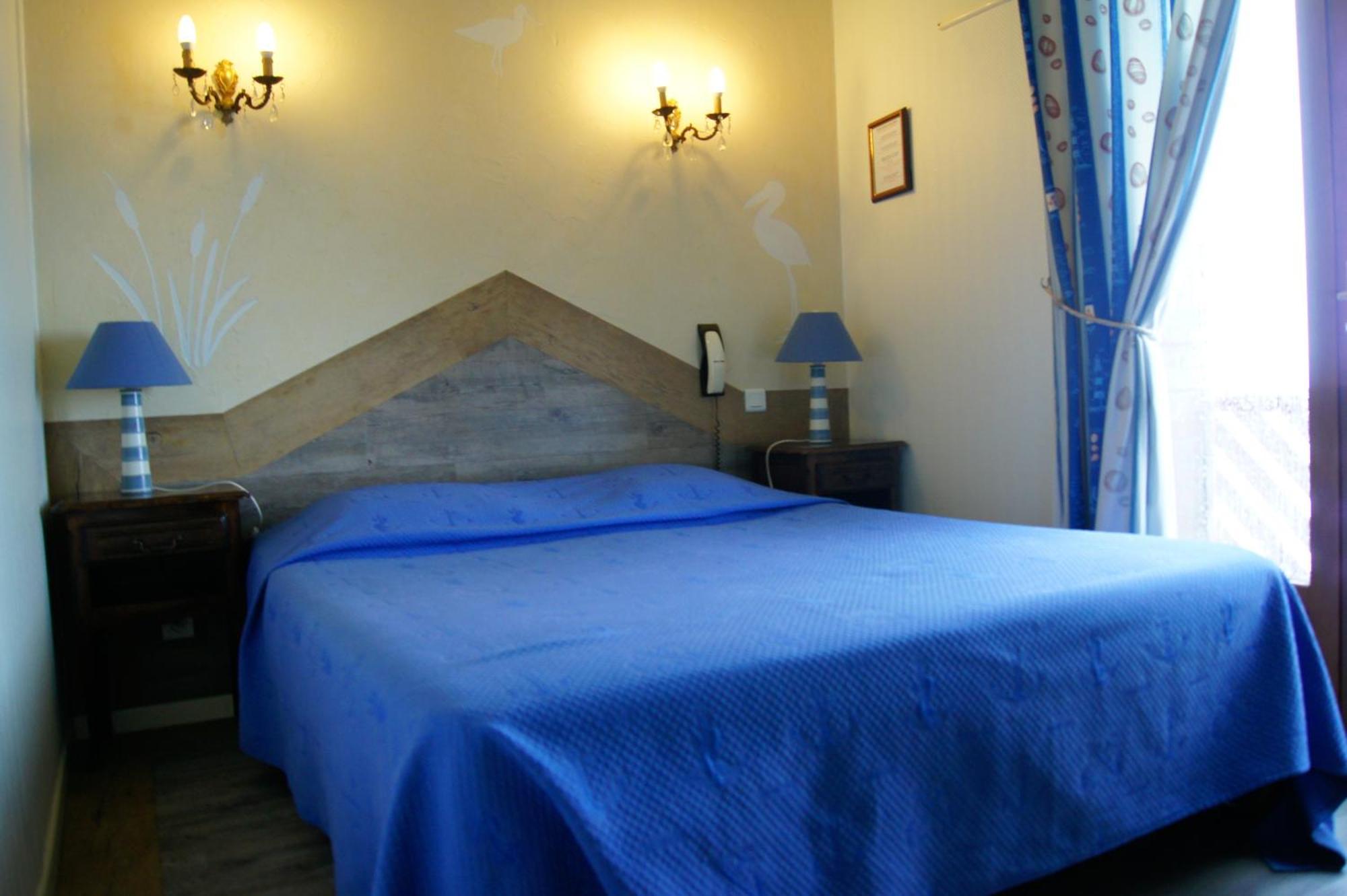 Aux Trois Jean Hotel เลอโครทัว ภายนอก รูปภาพ